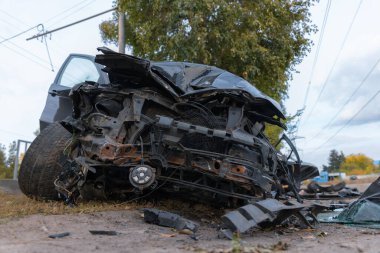Sürücü kontrolünü kaybetti ve yoldan çıktı. Ciddi bir kaza. Siyah araba. Sürücü yaralandı. Hasar. Ayrıntıları kapat..