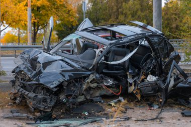 Sürücü kontrolünü kaybetti ve yoldan çıktı. Ciddi bir kaza. Siyah araba. Sürücü yaralandı. Hasar. Ayrıntıları kapat..