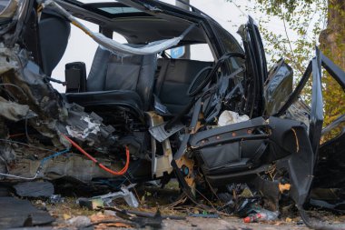Sürücü kontrolünü kaybetti ve yoldan çıktı. Ciddi bir kaza. Siyah araba. Sürücü yaralandı. Hasar. Ayrıntıları kapat..