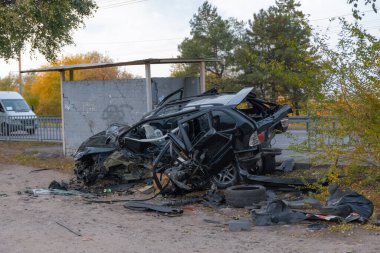 Sürücü kontrolünü kaybetti ve yoldan çıktı. Ciddi bir kaza. Siyah araba. Sürücü yaralandı. Hasar. Ayrıntıları kapat..