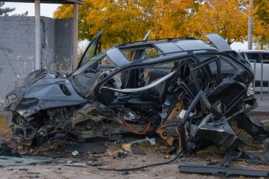 Sürücü kontrolünü kaybetti ve yoldan çıktı. Ciddi bir kaza. Siyah araba. Sürücü yaralandı. Hasar. Ayrıntıları kapat..