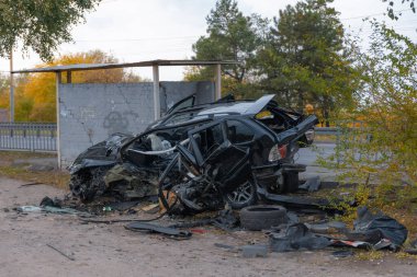 Sürücü kontrolünü kaybetti ve yoldan çıktı. Ciddi bir kaza. Siyah araba. Sürücü yaralandı. Hasar. Ayrıntıları kapat..