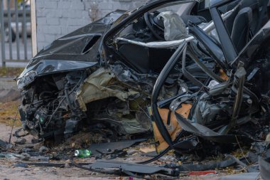 Sürücü kontrolünü kaybetti ve yoldan çıktı. Ciddi bir kaza. Siyah araba. Sürücü yaralandı. Hasar. Ayrıntıları kapat..