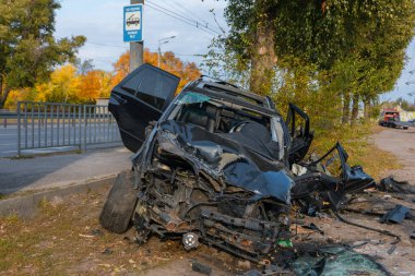 Sürücü kontrolünü kaybetti ve yoldan çıktı. Ciddi bir kaza. Siyah araba. Sürücü yaralandı. Hasar. Ayrıntıları kapat..
