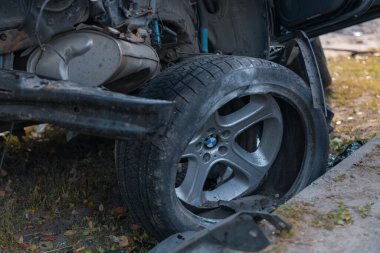Sürücü kontrolünü kaybetti ve yoldan çıktı. Ciddi bir kaza. Siyah araba. Sürücü yaralandı. Hasar. Ayrıntıları kapat..
