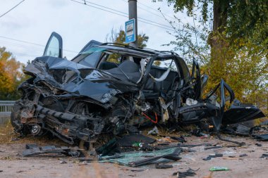 Sürücü kontrolünü kaybetti ve yoldan çıktı. Ciddi bir kaza. Siyah araba. Sürücü yaralandı. Hasar. Ayrıntıları kapat..