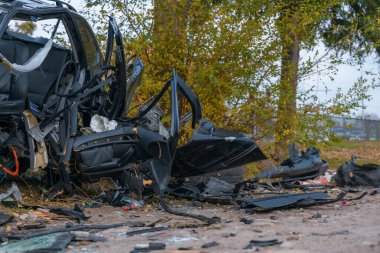 Sürücü kontrolünü kaybetti ve yoldan çıktı. Ciddi bir kaza. Siyah araba. Sürücü yaralandı. Hasar. Ayrıntıları kapat..