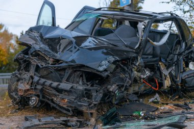 Sürücü kontrolünü kaybetti ve yoldan çıktı. Ciddi bir kaza. Siyah araba. Sürücü yaralandı. Hasar. Ayrıntıları kapat..