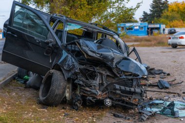 Sürücü kontrolünü kaybetti ve yoldan çıktı. Ciddi bir kaza. Siyah araba. Sürücü yaralandı. Hasar. Ayrıntıları kapat..