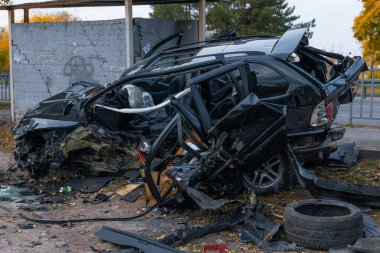 Sürücü kontrolünü kaybetti ve yoldan çıktı. Ciddi bir kaza. Siyah araba. Sürücü yaralandı. Hasar. Ayrıntıları kapat..