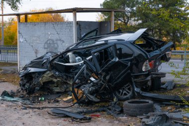 Sürücü kontrolünü kaybetti ve yoldan çıktı. Ciddi bir kaza. Siyah araba. Sürücü yaralandı. Hasar. Ayrıntıları kapat..