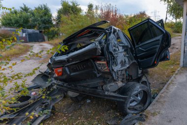 Sürücü kontrolünü kaybetti ve yoldan çıktı. Ciddi bir kaza. Siyah araba. Sürücü yaralandı. Hasar. Ayrıntıları kapat..