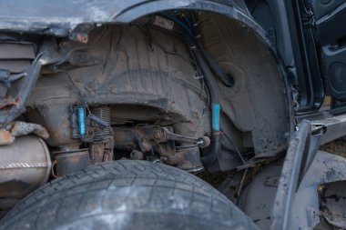 Sürücü kontrolünü kaybetti ve yoldan çıktı. Ciddi bir kaza. Siyah araba. Sürücü yaralandı. Hasar. Ayrıntıları kapat..