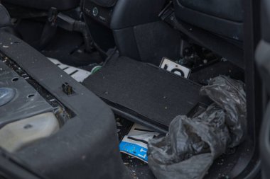 Sürücü kontrolünü kaybetti ve yoldan çıktı. Ciddi bir kaza. Siyah araba. Sürücü yaralandı. Hasar. Ayrıntıları kapat..