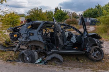 Sürücü kontrolünü kaybetti ve yoldan çıktı. Ciddi bir kaza. Siyah araba. Sürücü yaralandı. Hasar. Ayrıntıları kapat..