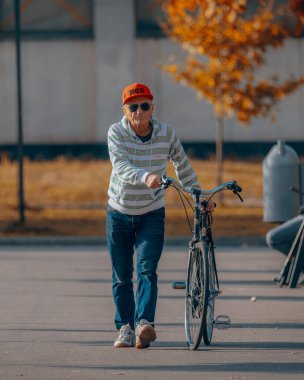 İnsanlar sonbahar parkında ve meydanda yürüyor. Hayattaki mutlu anlar. Ukraynalı erkek ve kızlar Dnipro şehrinde dolaşıyorlar. DNIPRO, UKRAINE Ekim 2023