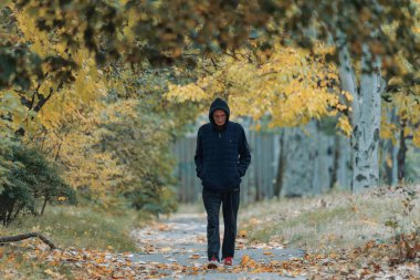İnsanlar sonbahar parkında ve meydanda yürüyor. Hayattaki mutlu anlar. Ukraynalı erkek ve kızlar Dnipro şehrinde dolaşıyorlar. DNIPRO, UKRAINE Ekim 2023