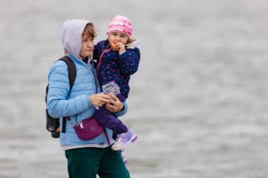 İnsanlar sonbahar parkında ve meydanda yürüyor. Hayattaki mutlu anlar. Ukraynalı erkek ve kızlar Dnipro şehrinde dolaşıyorlar. DNIPRO, UKRAINE Ekim 2023