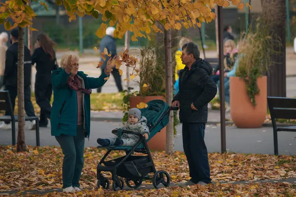 İnsanlar sonbahar parkında ve meydanda yürüyor. Hayattaki mutlu anlar. Ukraynalı erkek ve kızlar Dnipro şehrinde dolaşıyorlar. DNIPRO, UKRAINE Ekim 2023
