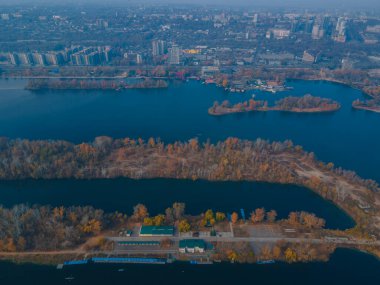 Dnipro şehrinin sonbahar manzarası. Nehir. Sağ taraf. Sıcak günler.