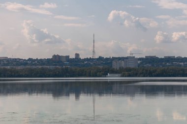 Dnipro, Ukrayna 'nın doğusunda ve güneyinde, Dnepropetrovsk bölgesinin yönetim merkezi olan bir şehirdir. Şehrin sağ kıyısının panoramik görüntüsü