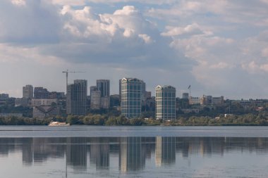Dnipro, Ukrayna 'nın doğusunda ve güneyinde, Dnepropetrovsk bölgesinin yönetim merkezi olan bir şehirdir. Şehrin sağ kıyısının panoramik görüntüsü