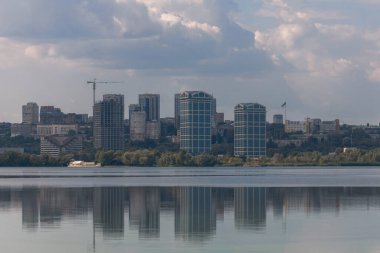 Dnipro, Ukrayna 'nın doğusunda ve güneyinde, Dnepropetrovsk bölgesinin yönetim merkezi olan bir şehirdir. Şehrin sağ kıyısının panoramik görüntüsü