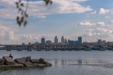 Dnipro, Ukrayna 'nın doğusunda ve güneyinde, Dnepropetrovsk bölgesinin yönetim merkezi olan bir şehirdir. Şehrin sağ kıyısının panoramik görüntüsü