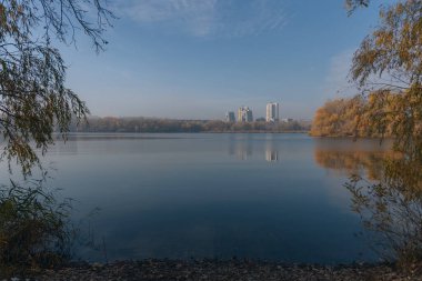Dnipro, Ukrayna 'nın doğusunda ve güneyinde, Dnepropetrovsk bölgesinin yönetim merkezi olan bir şehirdir. Şehrin sağ kıyısının panoramik görüntüsü