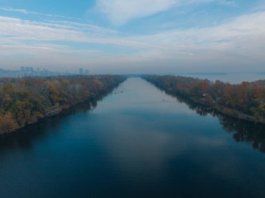 Dinyeper şehrindeki Pobeda 'ya yukarıdan kürek çeken kanal tükürdü. River View. Sonbahar renkleri. Drone fotoğrafçılığı.