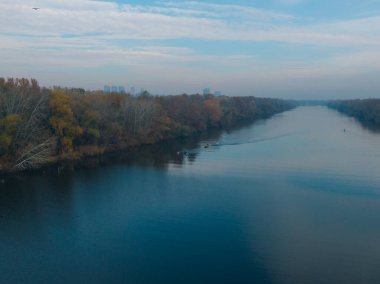 Dinyeper şehrindeki Pobeda 'ya yukarıdan kürek çeken kanal tükürdü. River View. Sonbahar renkleri. Drone fotoğrafçılığı.