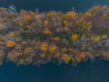 Dinyeper şehrindeki Pobeda 'ya yukarıdan kürek çeken kanal tükürdü. River View. Sonbahar renkleri. Drone fotoğrafçılığı.