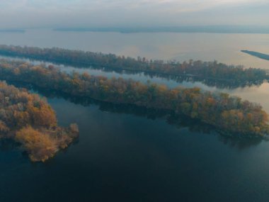 Dinyeper şehrindeki Pobeda 'ya yukarıdan kürek çeken kanal tükürdü. River View. Sonbahar renkleri. Drone fotoğrafçılığı.