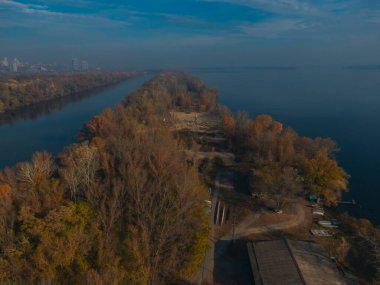 Dinyeper şehrindeki Pobeda 'ya yukarıdan kürek çeken kanal tükürdü. River View. Sonbahar renkleri. Drone fotoğrafçılığı.