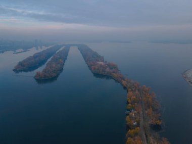 Dinyeper şehrindeki Pobeda 'ya yukarıdan kürek çeken kanal tükürdü. River View. Sonbahar renkleri. Drone fotoğrafçılığı.