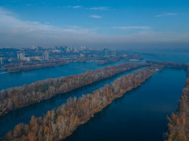 Dinyeper şehrindeki Pobeda 'ya yukarıdan kürek çeken kanal tükürdü. River View. Sonbahar renkleri. Drone fotoğrafçılığı.
