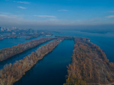 Dnipro şehrindeki Pobeda 'ya yukarıdan kürek çeken kanal tükürdü. River View. Sonbahar renkleri. Drone fotoğrafçılığı. Şehirde yürümek için bir yer..