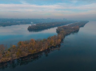 Dinyeper şehrindeki Pobeda 'ya yukarıdan kürek çeken kanal tükürdü. River View. Sonbahar renkleri. Drone fotoğrafçılığı.
