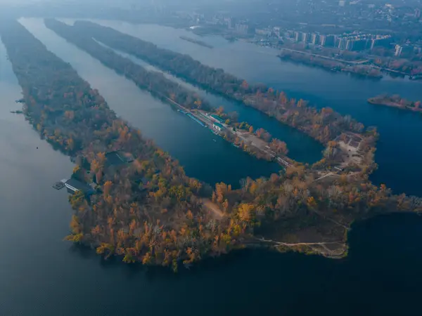 Dinyeper şehrindeki Pobeda 'ya yukarıdan kürek çeken kanal tükürdü. River View. Sonbahar renkleri. Drone fotoğrafçılığı.