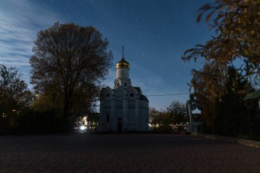 Şehirdeki yıldızlı gökyüzü. Panoramik manzara. Yıldızların altındaki Ukrayna şehri. Dnepr şehrindeki doğal gece manzarası. Arkaplan resmi.