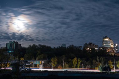 Şehirdeki yıldızlı gökyüzü. Panoramik manzara. Yıldızların altındaki Ukrayna şehri. Dnepr şehrindeki doğal gece manzarası. Arkaplan resmi.