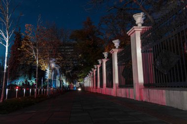 Şehirdeki yıldızlı gökyüzü. Panoramik manzara. Yıldızların altındaki Ukrayna şehri. Dnepr şehrindeki doğal gece manzarası. Arkaplan resmi.