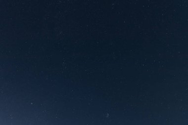 Şehirdeki yıldızlı gökyüzü. Panoramik manzara. Yıldızların altındaki Ukrayna şehri. Dnepr şehrindeki doğal gece manzarası. Arkaplan resmi.