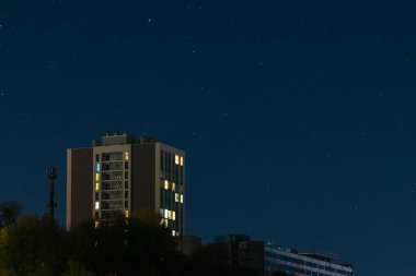 Şehirdeki yıldızlı gökyüzü. Panoramik manzara. Yıldızların altındaki Ukrayna şehri. Dnepr şehrindeki doğal gece manzarası. Arkaplan resmi.