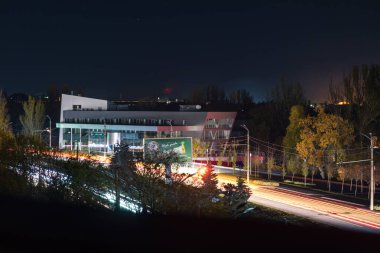 Şehirdeki yıldızlı gökyüzü. Panoramik manzara. Yıldızların altındaki Ukrayna şehri. Dnepr şehrindeki doğal gece manzarası. Arkaplan resmi.