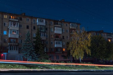 Şehirdeki yıldızlı gökyüzü. Panoramik manzara. Yıldızların altındaki Ukrayna şehri. Dnepr şehrindeki doğal gece manzarası. Arkaplan resmi.