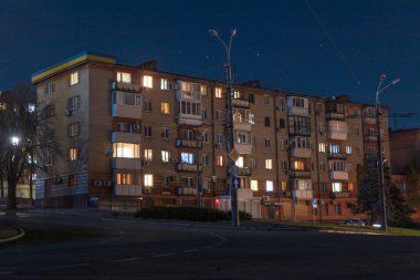 Şehirdeki yıldızlı gökyüzü. Panoramik manzara. Yıldızların altındaki Ukrayna şehri. Dnepr şehrindeki doğal gece manzarası. Arkaplan resmi.