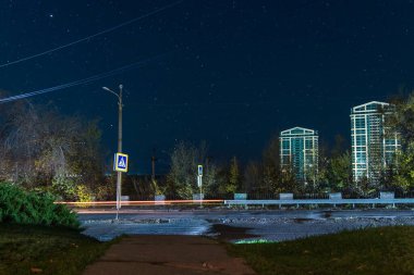 Şehirdeki yıldızlı gökyüzü. Panoramik manzara. Yıldızların altındaki Ukrayna şehri. Dnepr şehrindeki doğal gece manzarası. Arkaplan resmi.