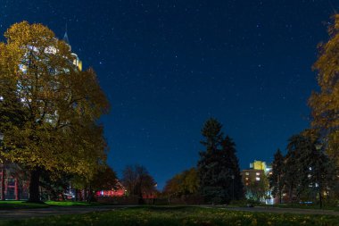 Şehirdeki yıldızlı gökyüzü. Panoramik manzara. Yıldızların altındaki Ukrayna şehri. Dnepr şehrindeki doğal gece manzarası. Arkaplan resmi.