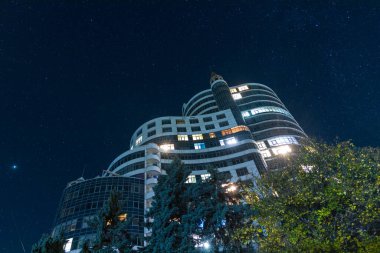 Şehirdeki yıldızlı gökyüzü. Panoramik manzara. Yıldızların altındaki Ukrayna şehri. Dnepr şehrindeki doğal gece manzarası. Arkaplan resmi.